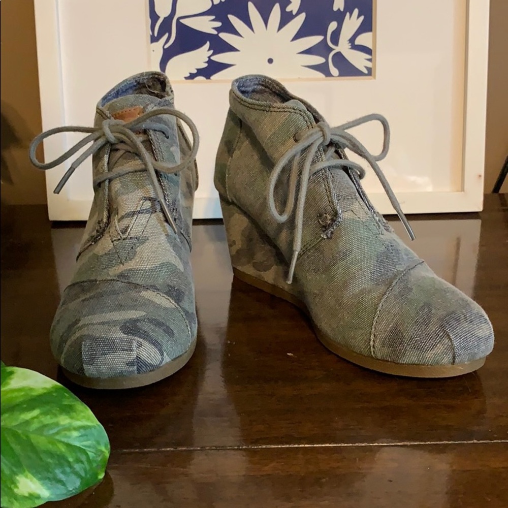 Camo wedge bootie